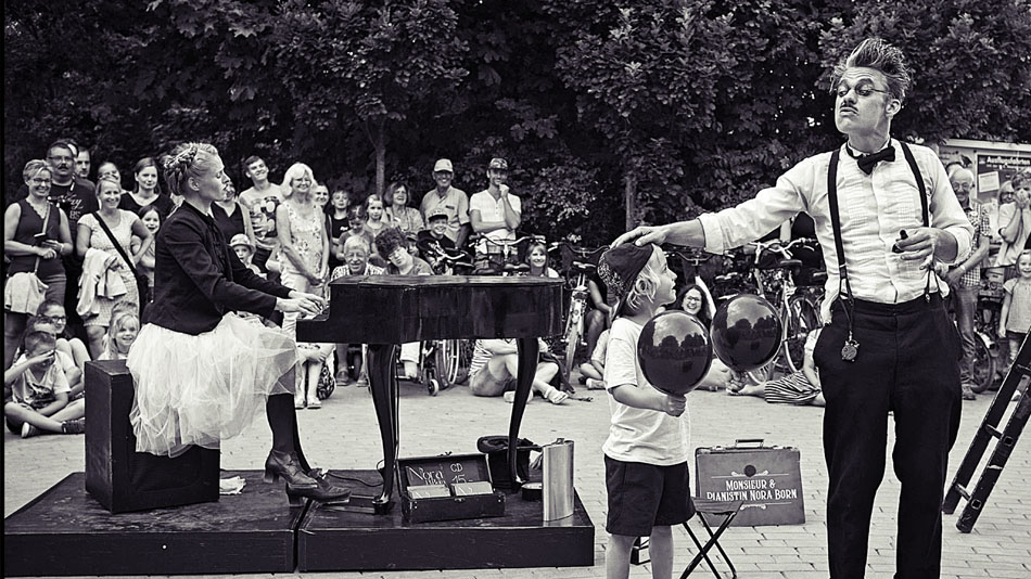 MONSIEUR UND DIE DAME AM KLAVIER (D) 